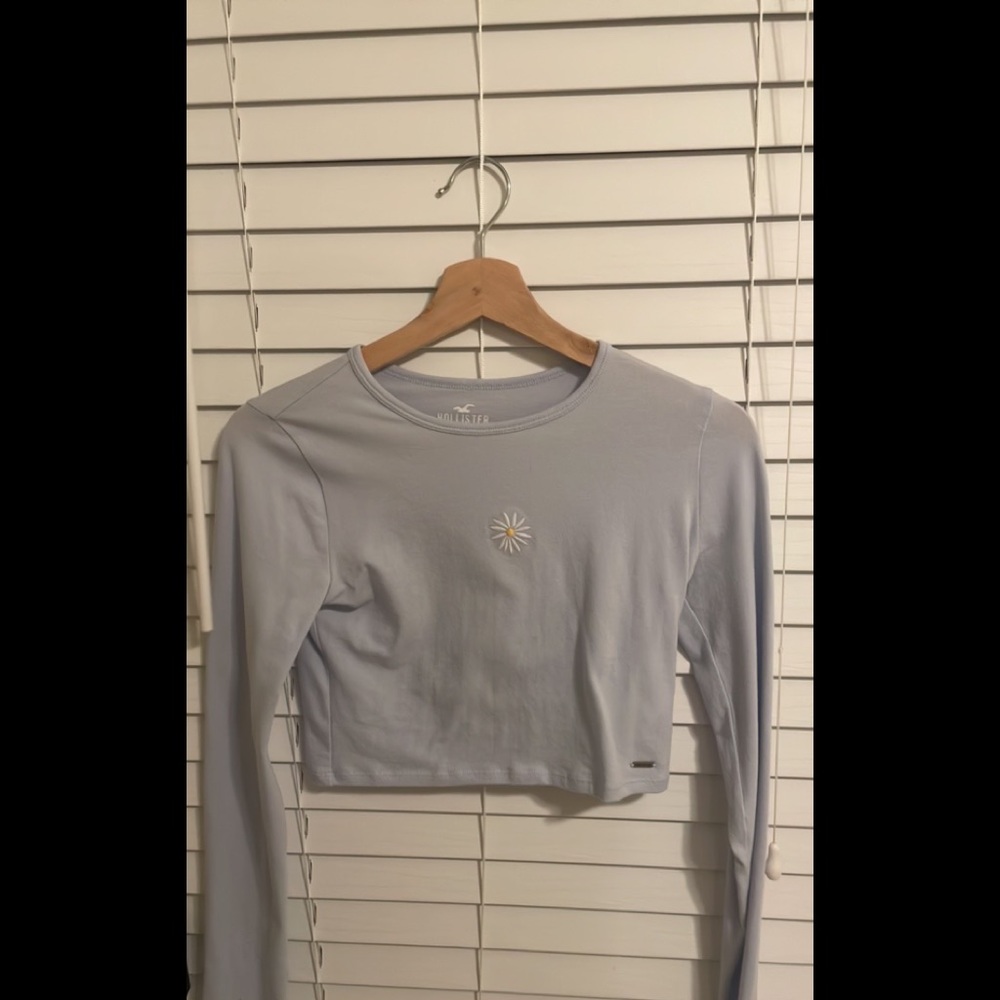 hollister long sleeve light blue flower crop top